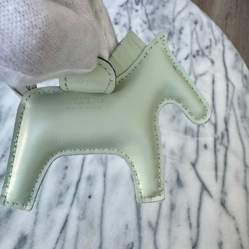 🇫🇷 - Hermes Monochromatic Green Leather Charm with Crocodile Skin Wing - Picture 3 of 3